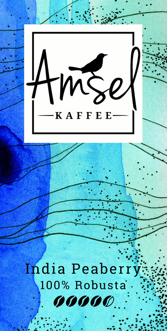 India Peaberry – ein kräftiger Single Origin Robusta mit 100 % India Parchment Peaberry-Bohnen. Würzige Röstung ohne Fruchtsäure, mit natürlich hohem Koffeingehalt. Als Espresso mit üppiger Crema, nussigen Nuancen und langem, vollmundigem Abgang.