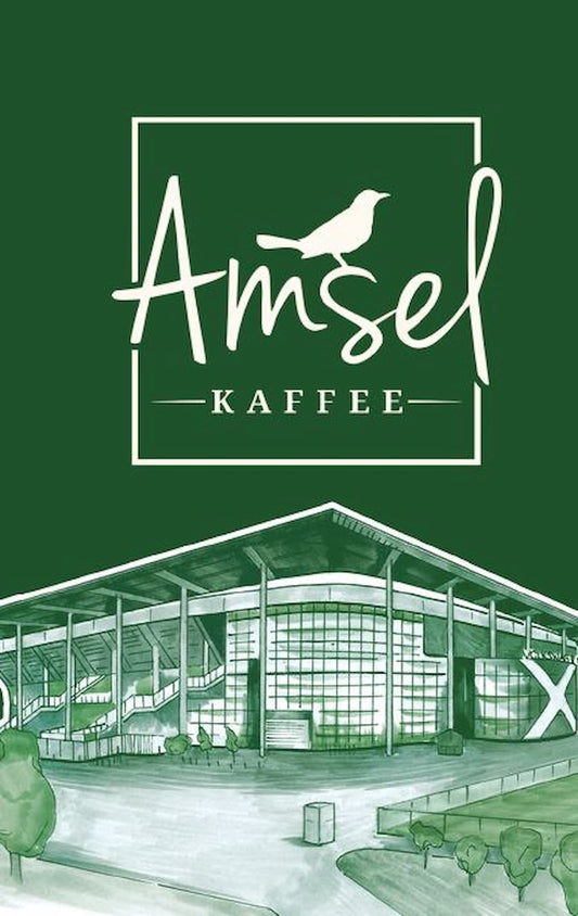 Wolfsburg Blend – eine ausgewogene Arabica-Mischung aus 70 % Tansania und 30 % Nicaragua. Als Filterkaffee zeigt er Noten von Steinobst, Malz und einer feinen Säure nach Orange und Hagebutte. Als Espresso kräftig mit vollem Körper, roten Beeren und dunklem Karamell.